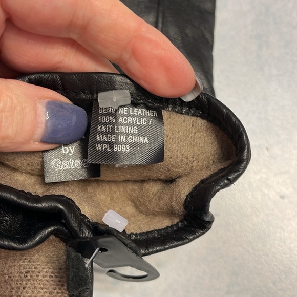 NWT. Men’s black leather gloves. Size medium. - Picture 4 of 4